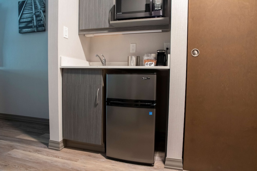 Standard Room, 2 Queen Beds, Non Smoking, Refrigerator & Microwave (with Sofabed) - Photo 4