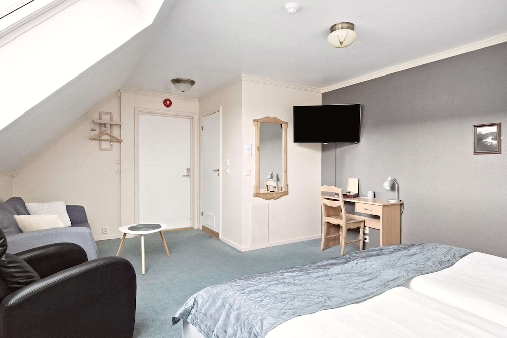 Family Room, 1 King Bed, Non Smoking (with Sofabed)
