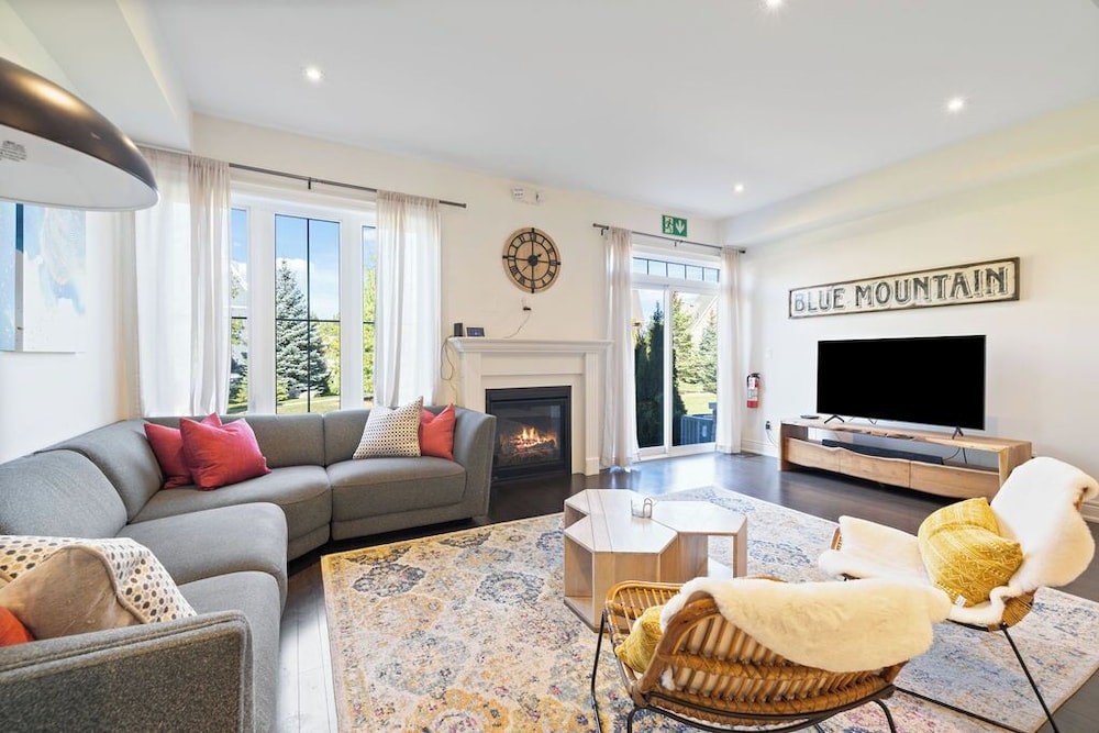Premier Townhome, 3 Bedrooms (31 Snowbridge - Pet Friendly) photo 1