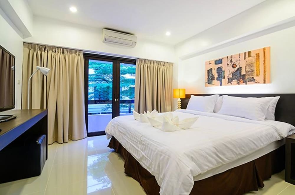 Deluxe Room, Pool View (Room only)