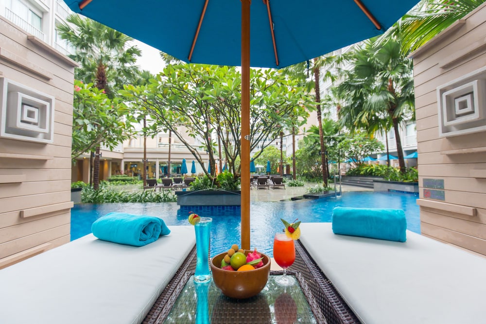 Deluxe Room, 2 Twin Beds, Pool Access photo 2