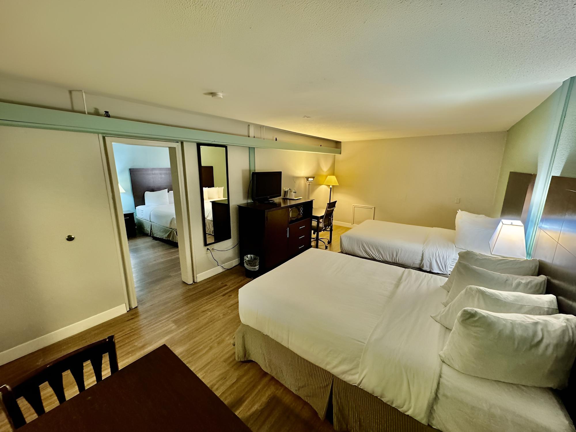 Suite, 2 Bedrooms - Photo 2