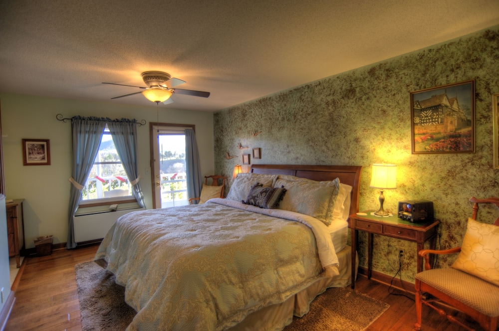 Deluxe Room, 1 King Bed, Jetted Tub, Mountain View
