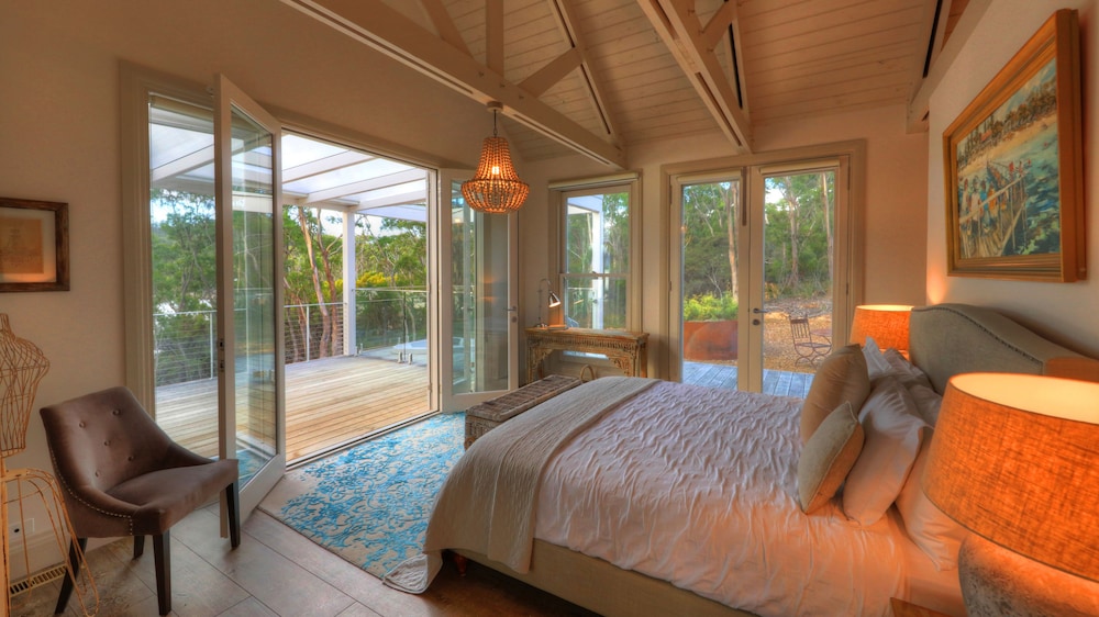 Exclusive Villa, 1 King Bed, Hot Tub, Beach View photo 1