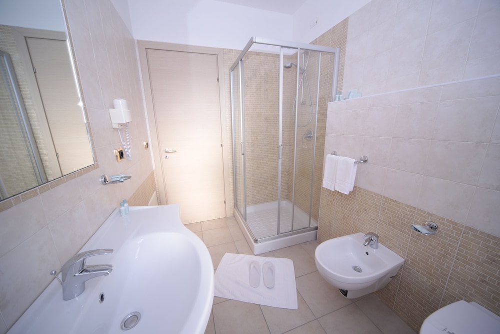 Triple Room, 3 Twin Beds - Photo 2