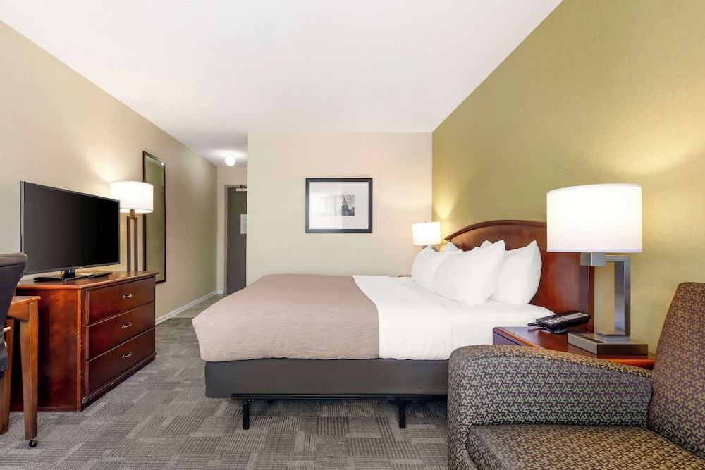 Second Floor, 1 King Bed, Non Smoking (Not Pet Friendly) photo 3