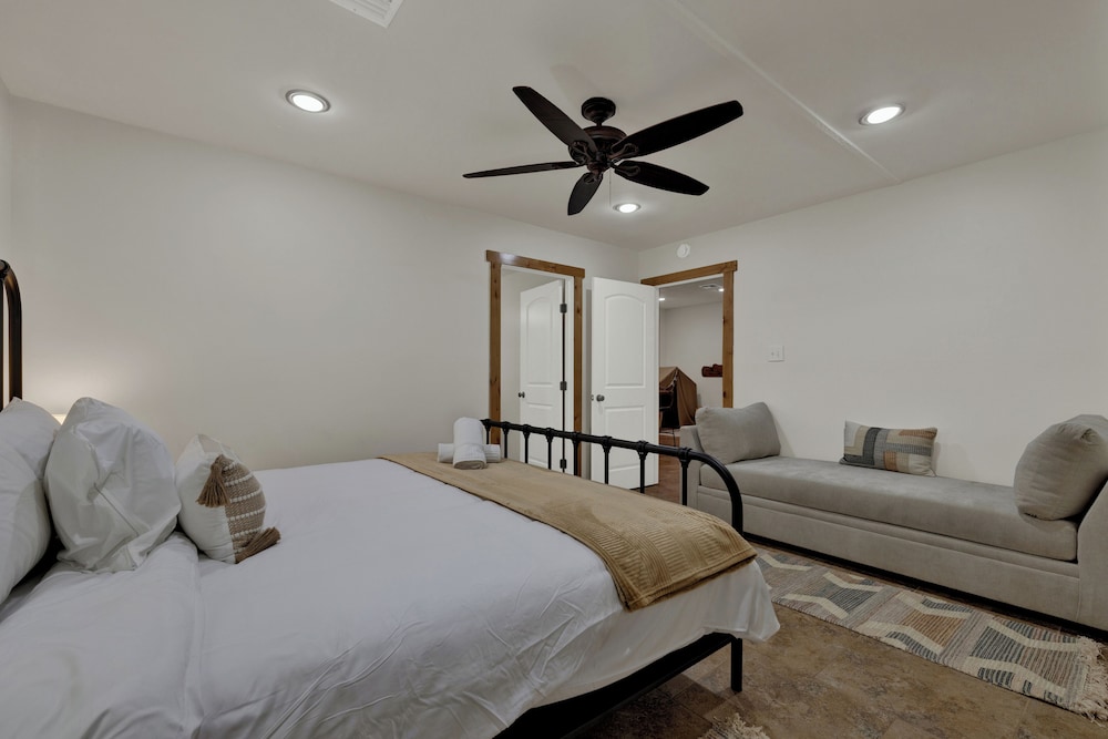House, Multiple Beds, Pool Access (230 W Turner Court) photo 2