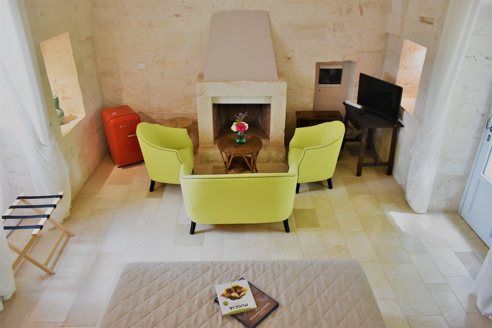 Deluxe Room, 1 King Bed, Courtyard View photo 3