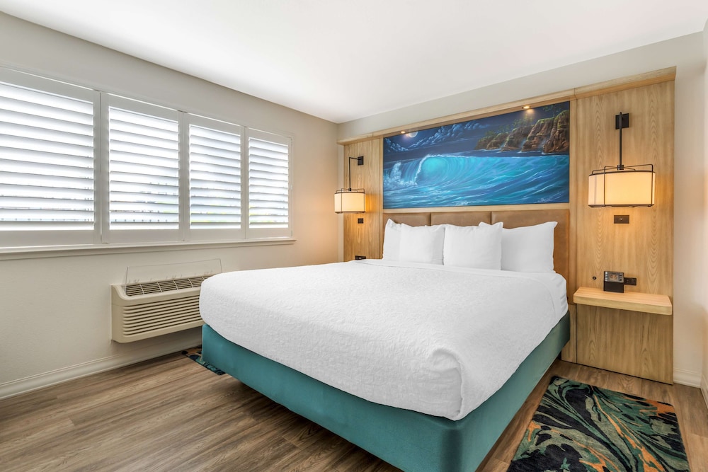 Business Suite, 1 King Bed, Non Smoking, Refrigerator & Microwave (Sofabed is a double bed) - Photo 4