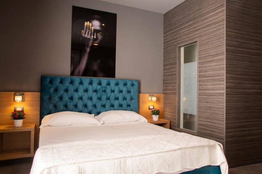 Deluxe Room, 1 Queen Bed, Jetted Tub, City View