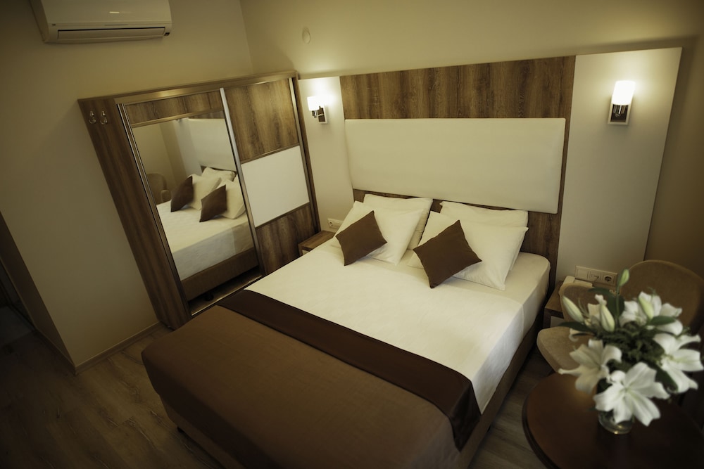 Standard Double Room, 1 Queen Bed, Non Smoking, City View photo 2