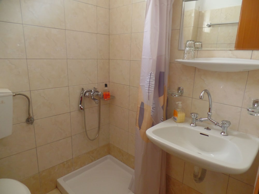 Double Room - Photo 6