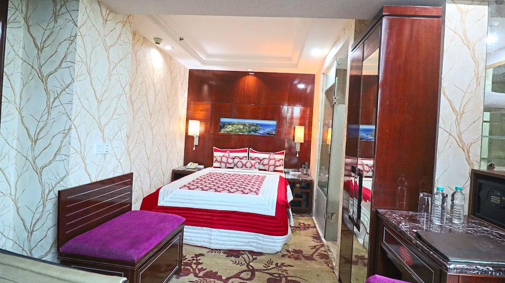 Deluxe Room with Jacuzzi Tub - Photo 5