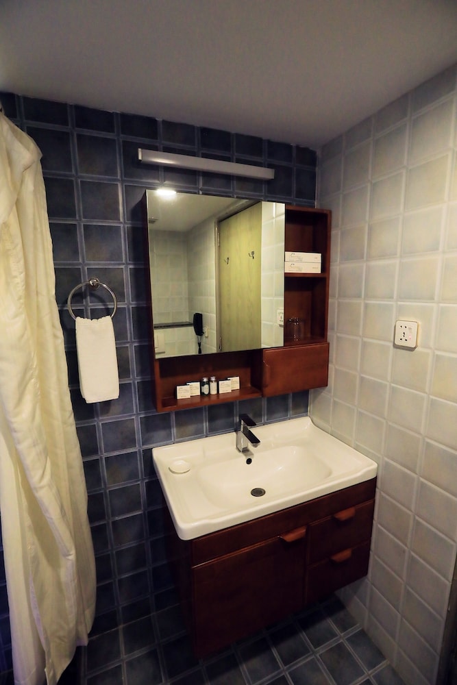 Premium Room with Jacuzzi - Photo 6