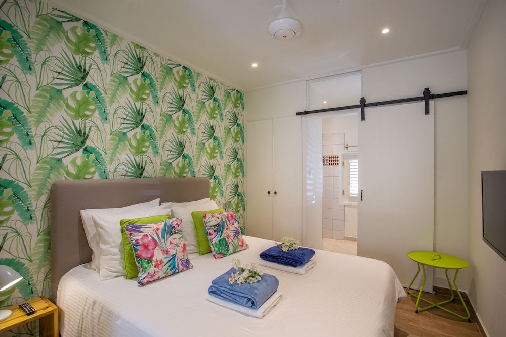 Pretty Prikichi ground floor studio, with terrace and shared plunge pool photo 3