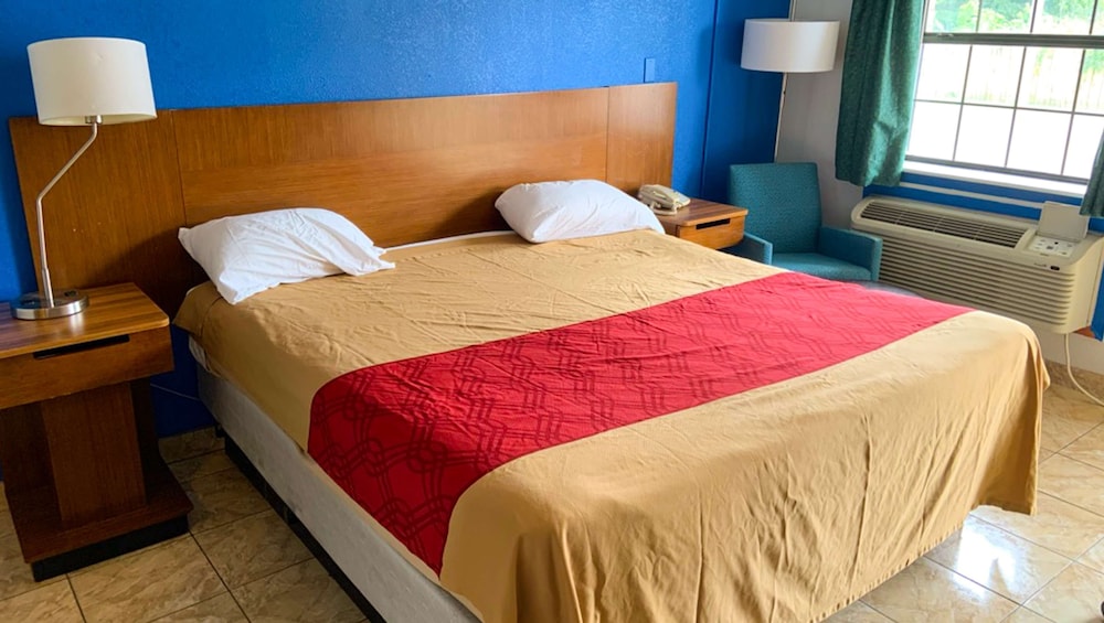 One king bed non smoking - Photo 1
