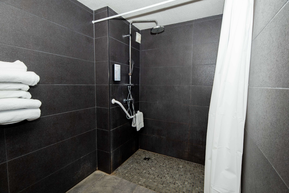 Standard Room, Multiple Beds - Photo 12