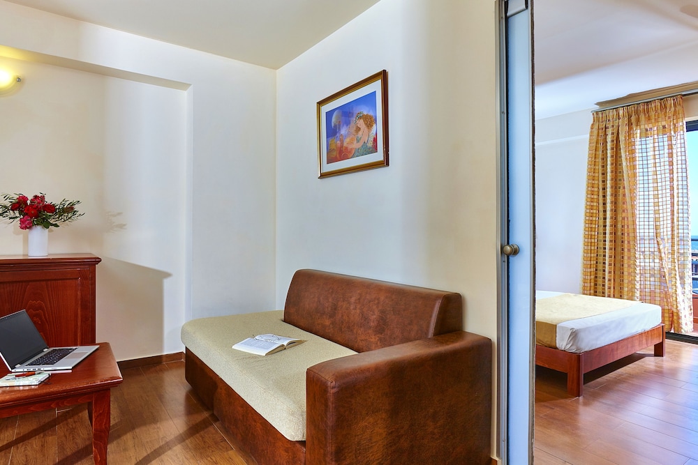 Suite, 1 Bedroom - Photo 7