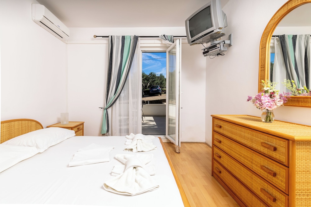 Double Room, Balcony, Park View photo 2