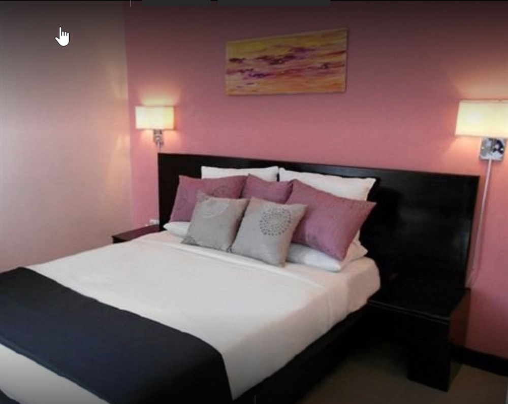 Deluxe Room, 1 Queen Bed photo 2