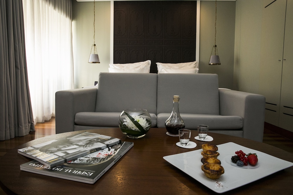 Deluxe Room (King Size Bed) thumbnail 5