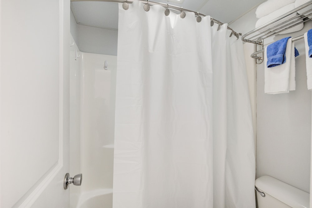 Suite 208 photo 3