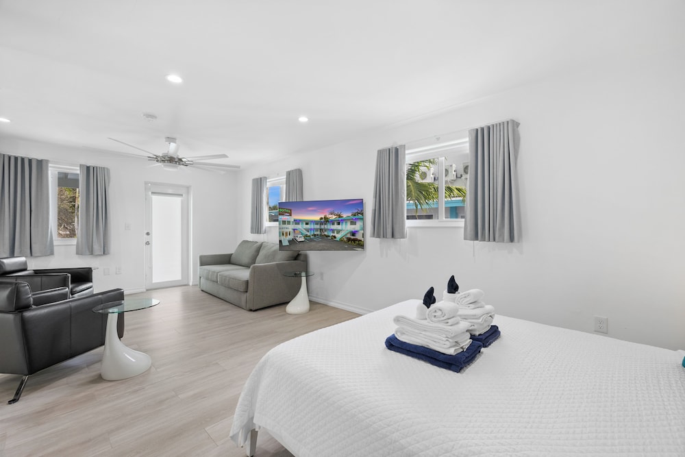 Exclusive Studio Suite, 1 Queen Bed, Balcony, Pool View photo 3