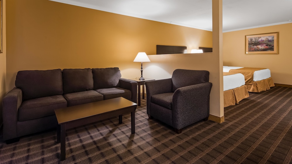 Suite, 2 Queen Beds, Non Smoking, Refrigerator & Microwave (with Sofabed) photo 2