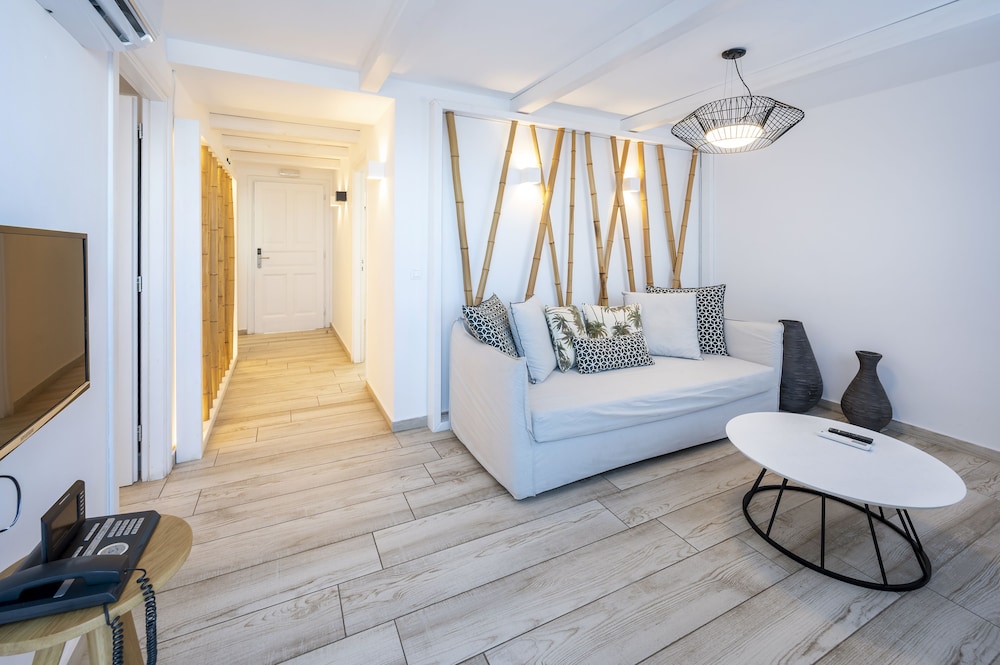 Suite (The White) - Photo 3