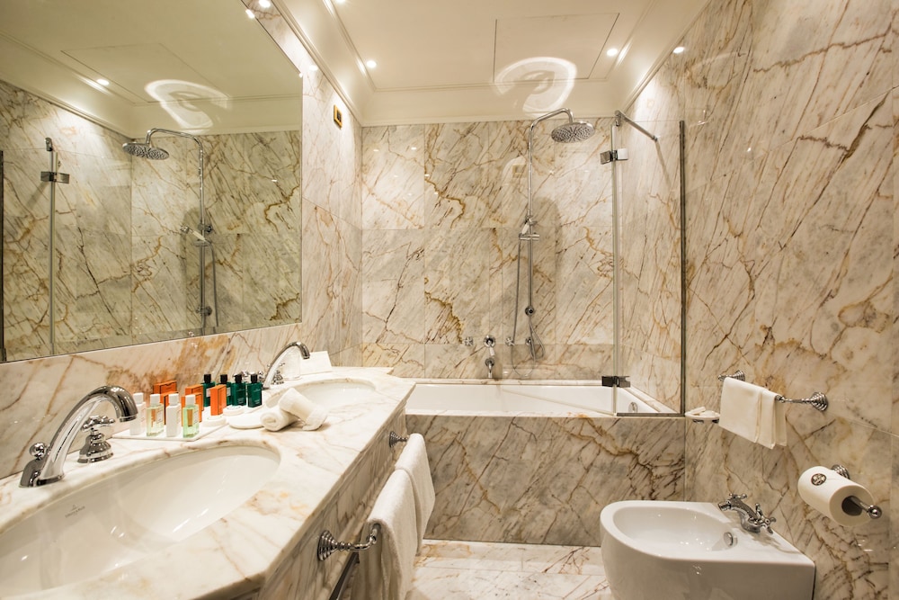 Premier Suite - Photo 9