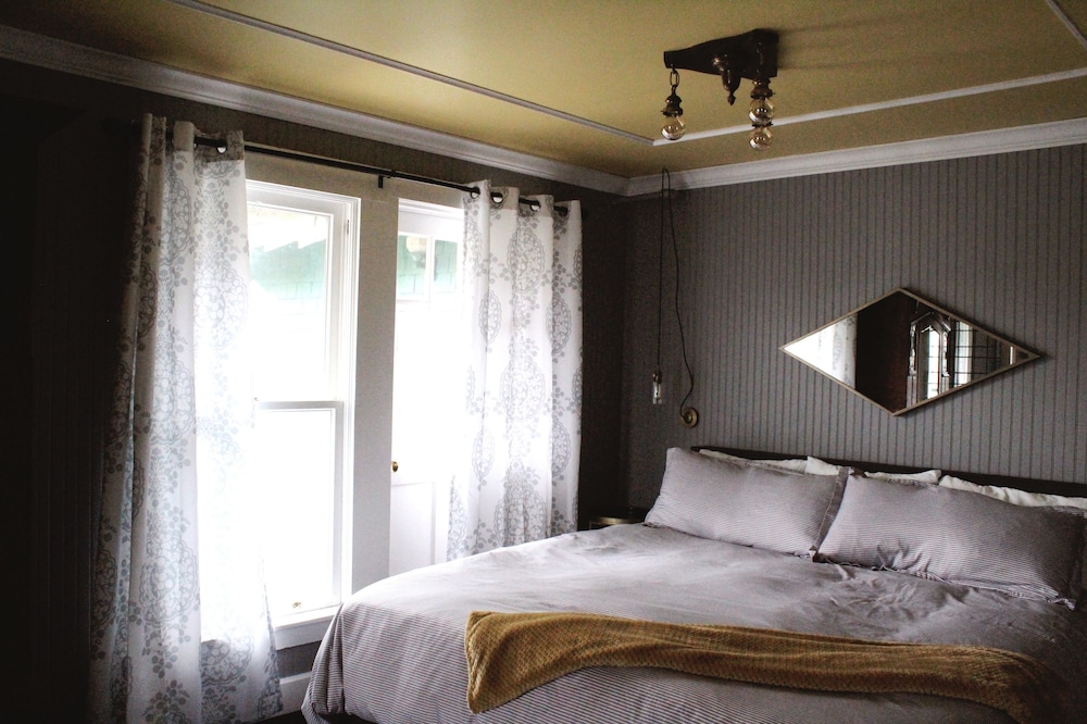 Deluxe Room, 1 King Bed photo 3