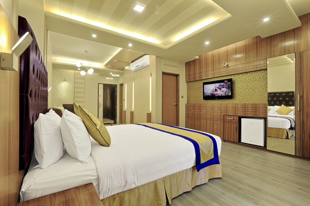 Business Suite, 1 King Bed, Smoking, 2 Bathrooms photo 1