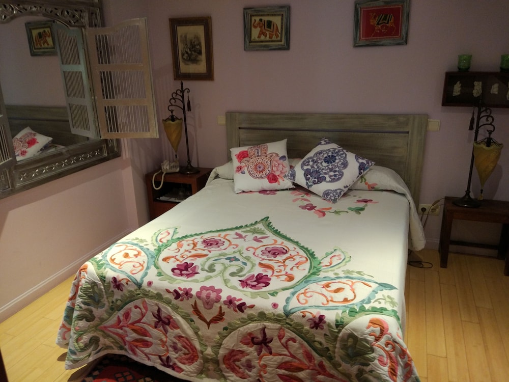 Deluxe Room, 1 Queen Bed photo 2