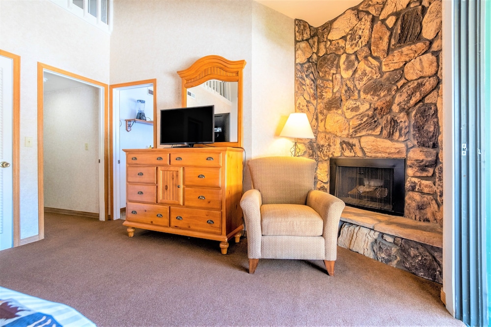 Condo, 2 Bedrooms (Lake Front, Non-AC) photo 2