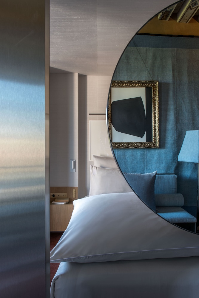 Deluxe Suite, 1 King Bed, Kitchenette, Pool Access, Garden View photo 2