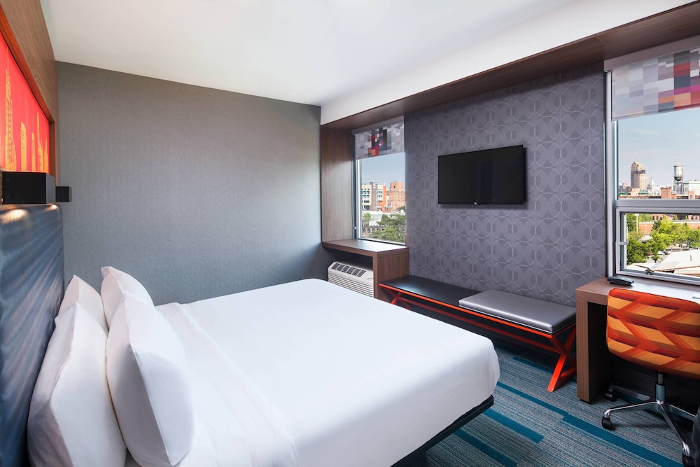 Room, 1 King Bed (Mobility/Hearing Access, Roll-In Shwr) photo 1