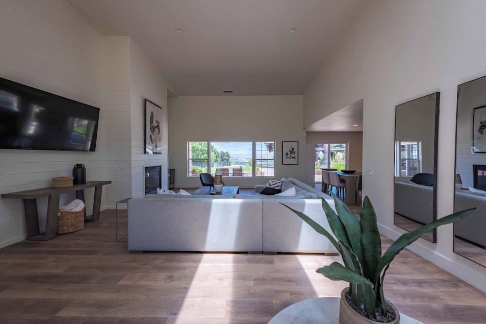 House, Multiple Beds, Pool Access, Garden View (Hilltop Oasis)