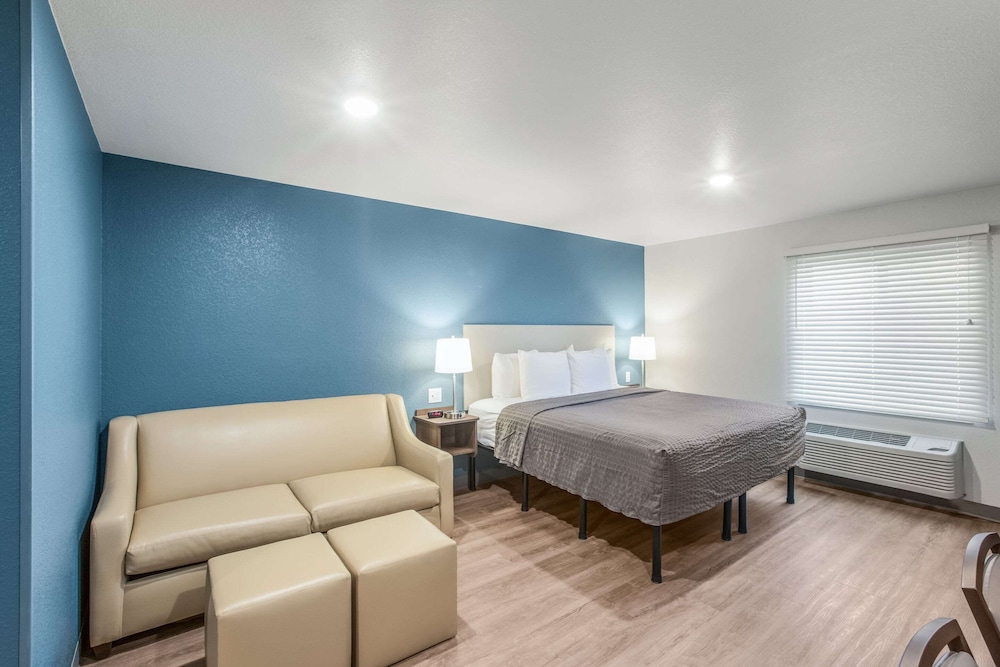 Standard Room, 1 King Bed, Non Smoking photo 1