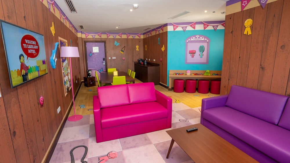 LEGO® Friends Fully Themed Family Suite with park access photo 3