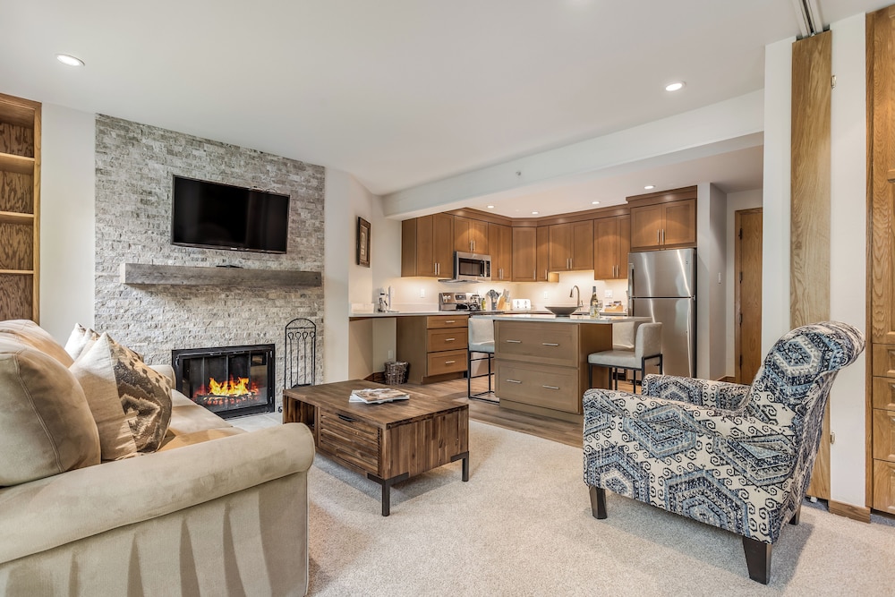 Premier Studio (Unit 301)