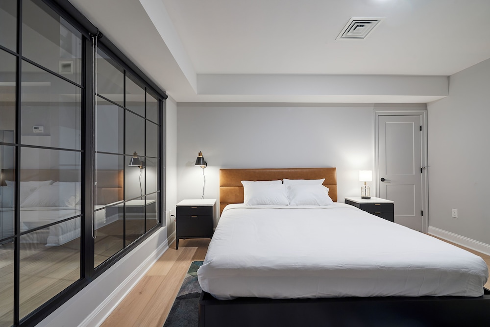 Deluxe Suite, 1 Queen Bed with Sofa bed