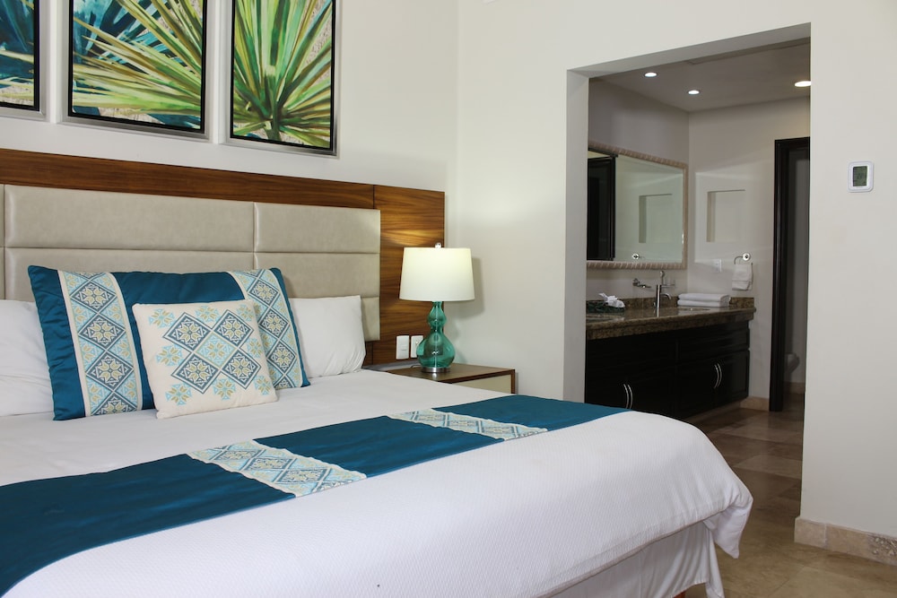 2 Queen Junior Suite Ocean Front photo 3