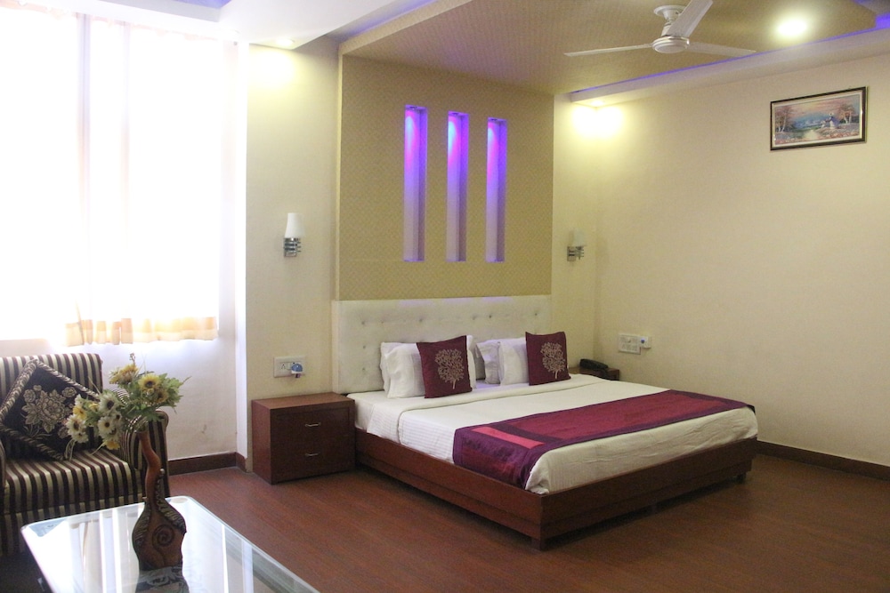 Family Suite, 1 King Bed, City View, Executive Level photo 2
