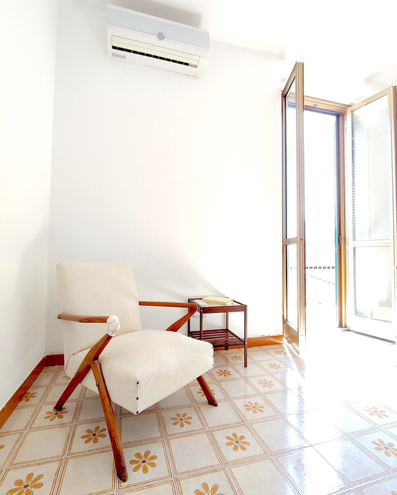 Basic Double or Twin Room, 1 King Bed, Shared Bathroom, Garden View photo 2