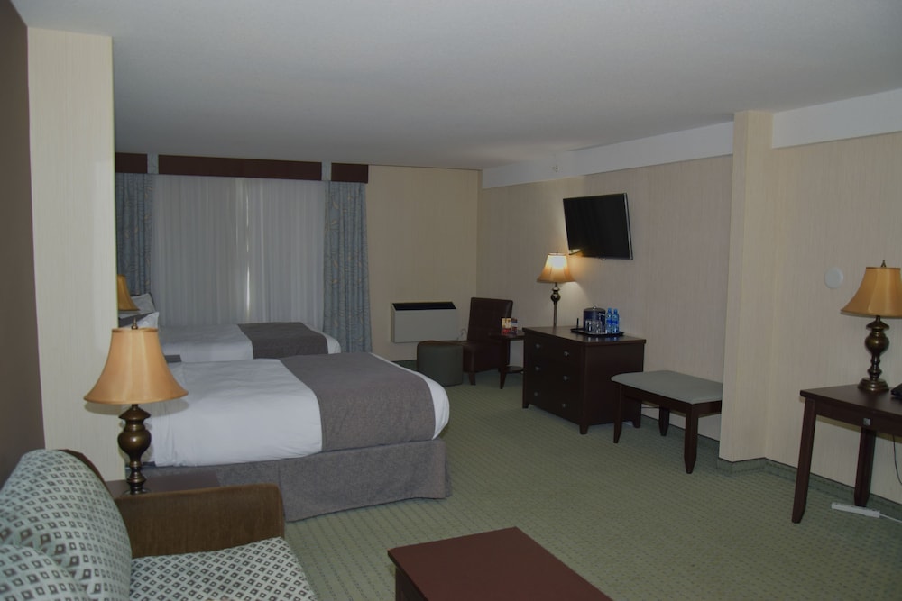 Premium Room, 2 Queen Beds (Coast Two Queens with Sofa Bed) photo 3