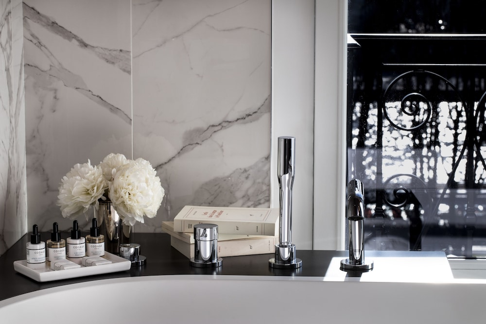 Prestige Eiffel room photo 2