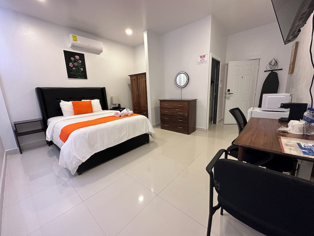 Basic Single Room, 1 Bedroom, Non Smoking, Refrigerator & Microwave photo 1
