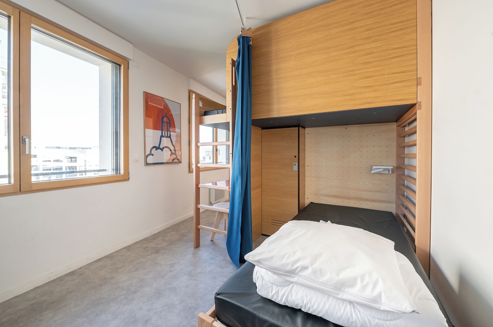 Bed in 4-Bed Female Dormitory Room photo 1