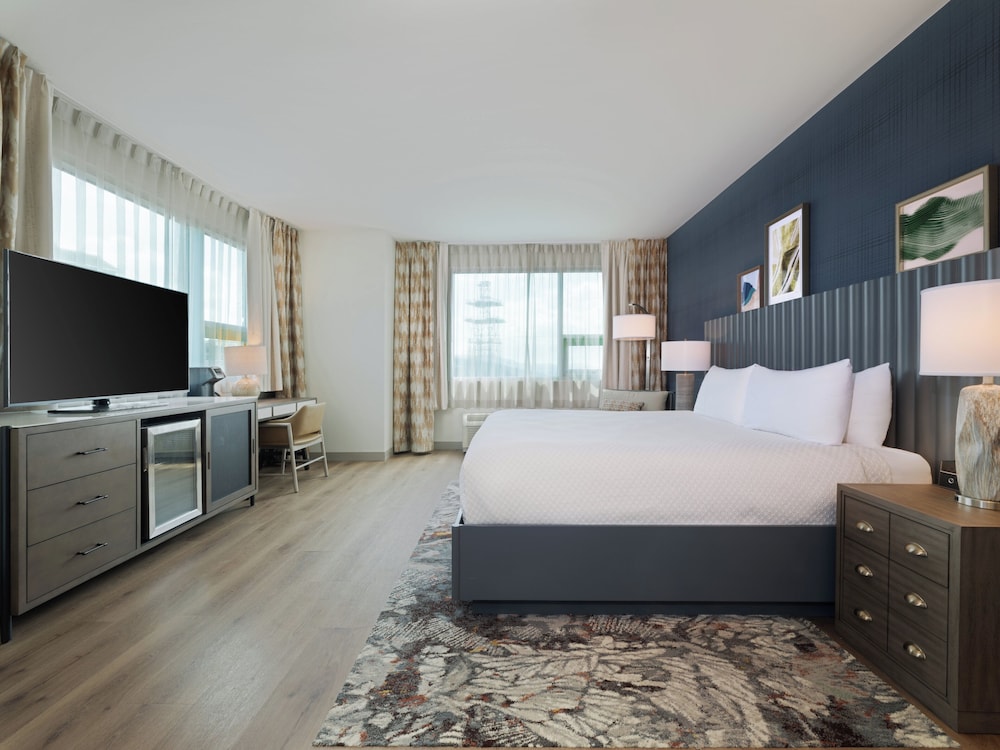 Premium Room, 1 King Bed - Photo 2