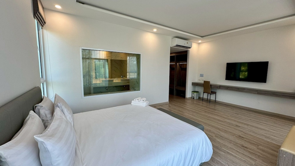 Honeymoon Room, 1 King Bed, Park View photo 3